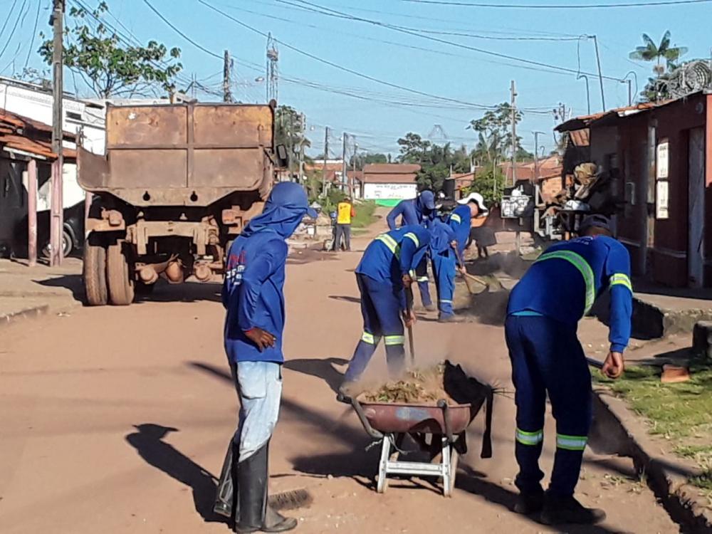 Equipes reforçam limpeza de ruas nos bairros União e Planalto em Davinópolis