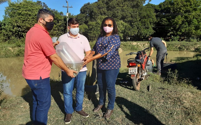 Governo entrega 15 mil alevinos a piscicultores no município de Anajatuba