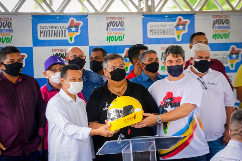 Flávio Dino entrega Escola Digna, anuncia Restaurante Popular e autoriza construção de ponte em Cachoeira Grande