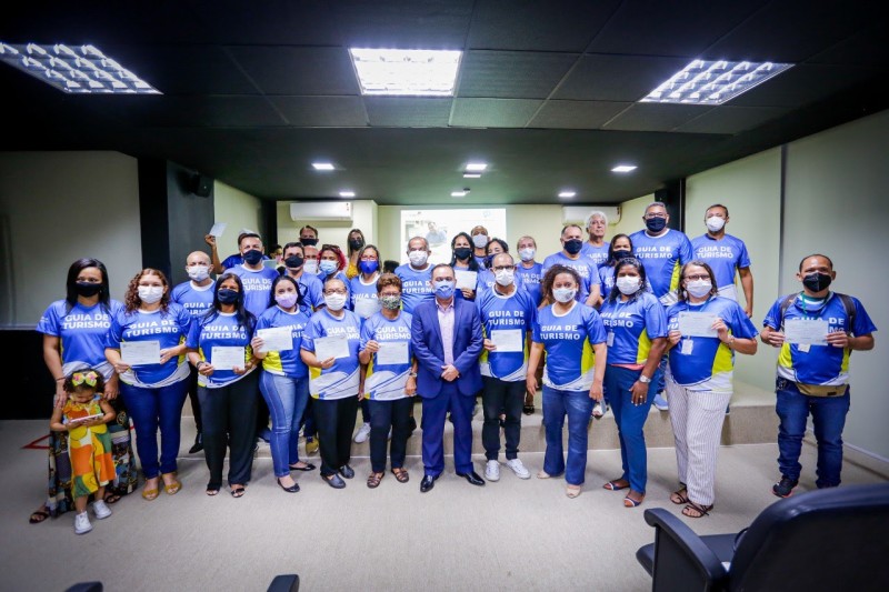 Governo investe em capacitação e camisas para guias de turismo