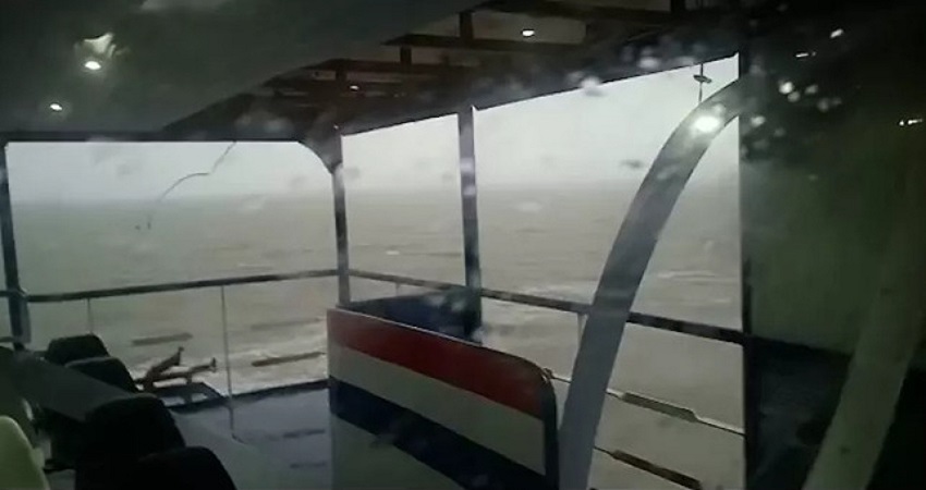 Parte do teto do ferryboat José Humberto se soltam durante chuva e assustam passageiros