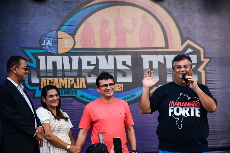 Flávio Dino entrega mais 100 instrumentos musicais para grupos de jovens evangélicos