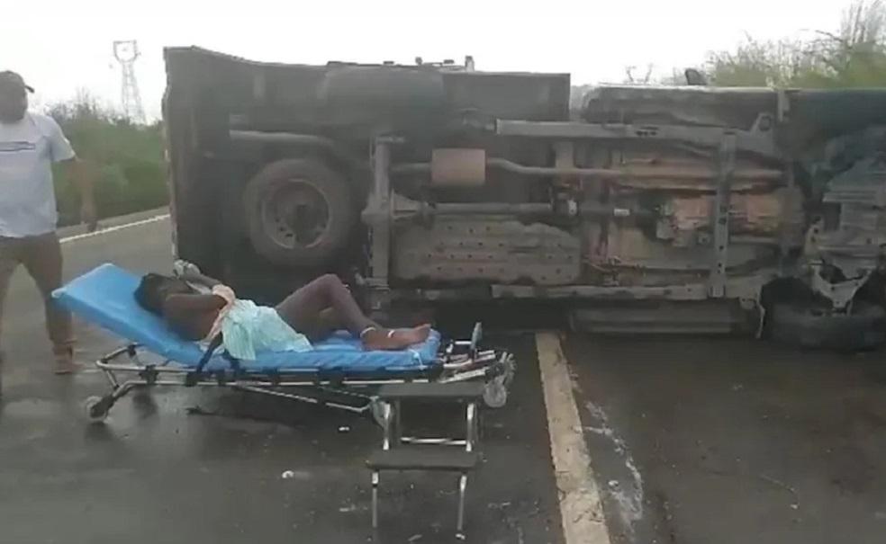 Ambulância tomba com paciente na BR-135 e deixa três pessoas feridas
