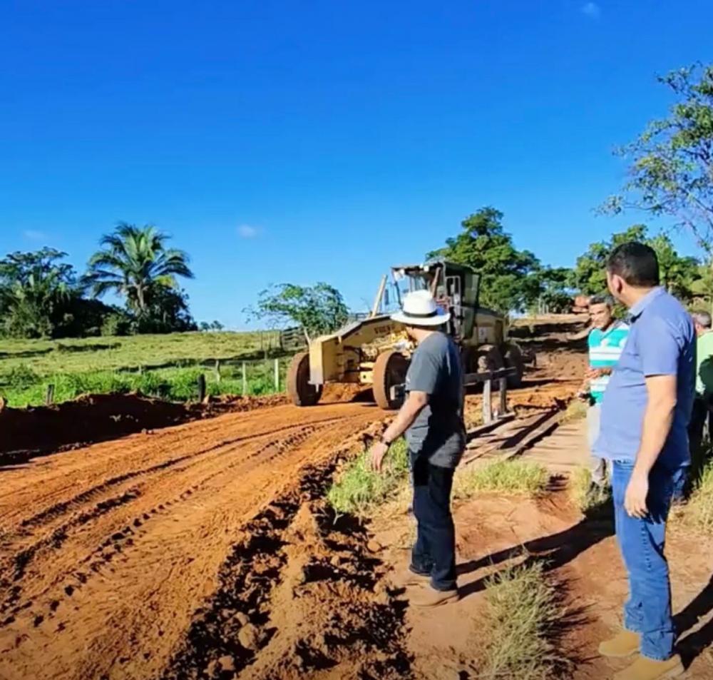 Tony Brandão vistoria obra de recuperação  da estrada de acesso ao povoado Feitiço