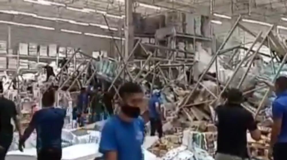 Prateleiras com produtos cai em cima de clientes no Supermercado Mateus