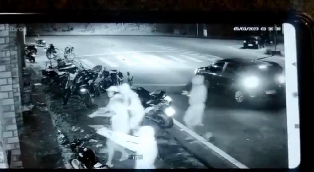 Vídeo: Homens armados mata um e fere três a tiros em bar na cidade de Axixá - MA