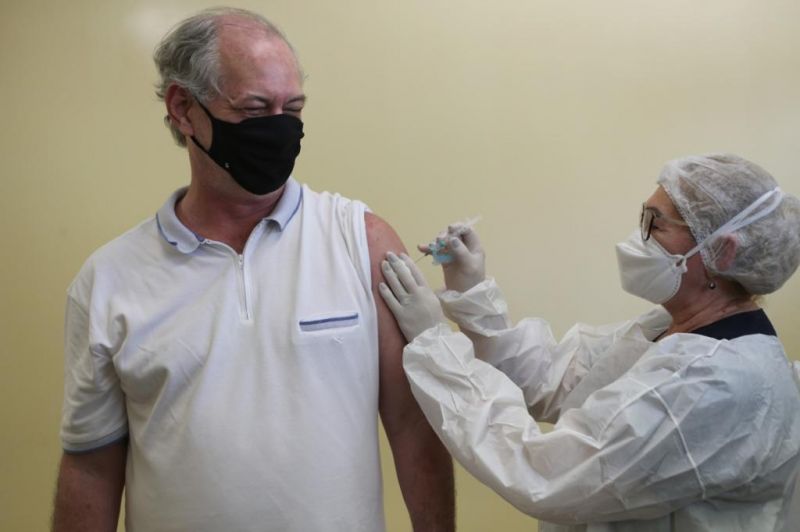 Ciro Gomes recebe a primeira dose da vacina contra a covid-19
