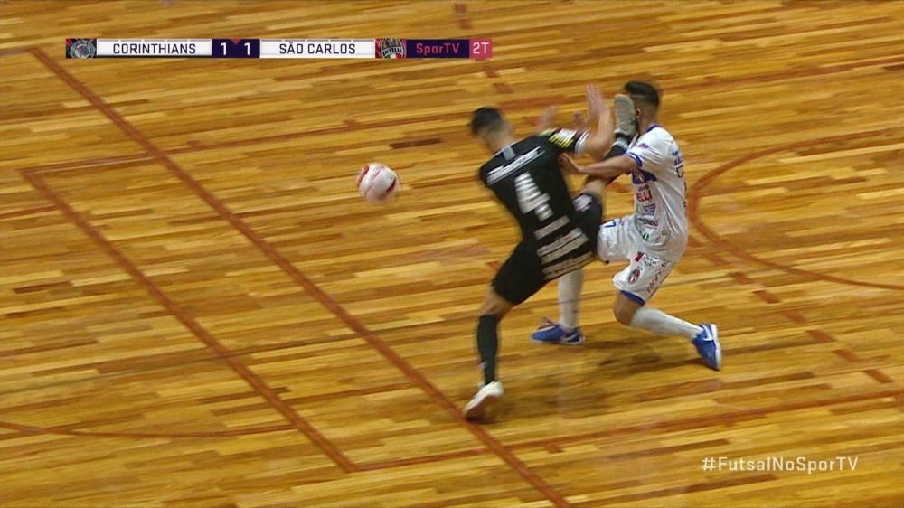 Jogador do São Carlos leva chute no rosto e cai desacordado em quadra
