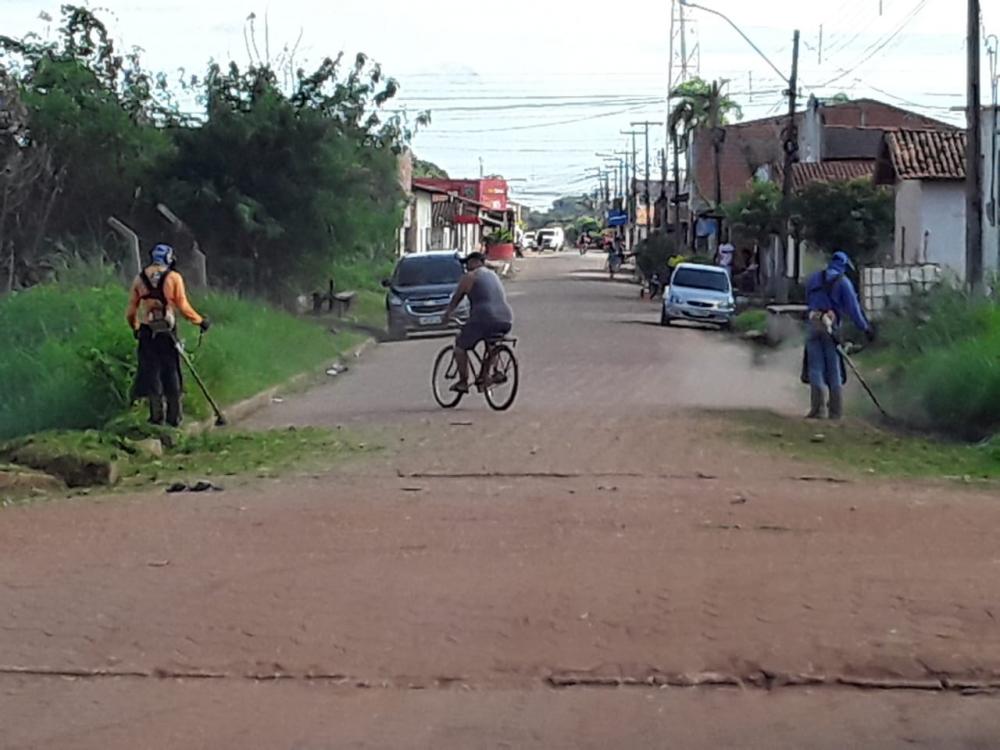 Sinfra dinamiza serviços de roço e limpeza das  ruas Guarani e Mensageiro da Paz em Davinópolis