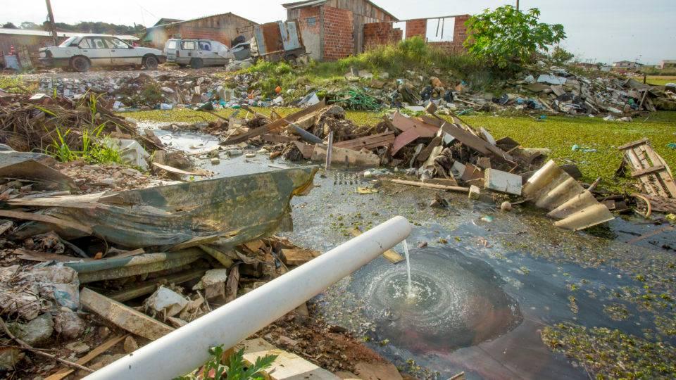 Nordeste despeja 1.315 piscinas olímpicas de esgoto sem tratamento diariamente na natureza