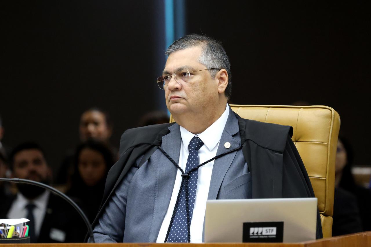 Flávio Dino suspende pagamento de R$ 4,2 bilhões em emendas e pede investigação da PF
