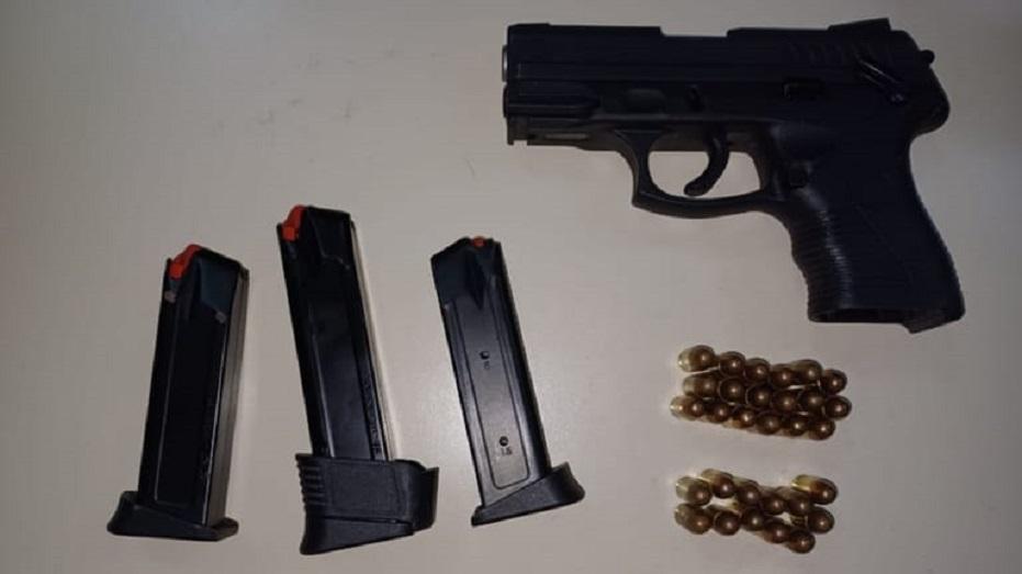 PRF apreende uma arma de fogo, munições e simulacro durante fiscalização na BR-316 em Caxias