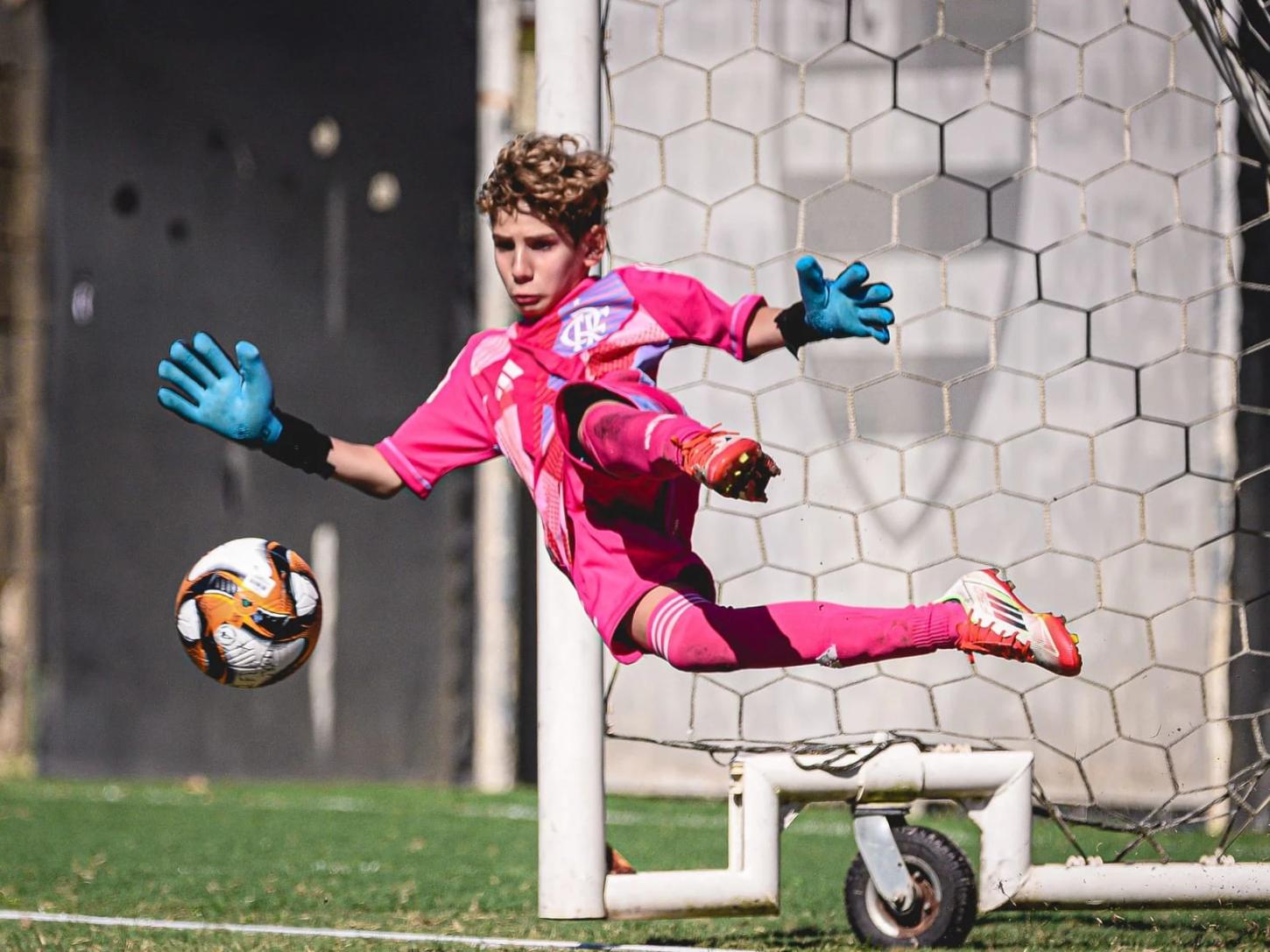 Jogando pelo sub-10 pelo Flamengo goleiro maranhense defende pênalti e leva o time ao título