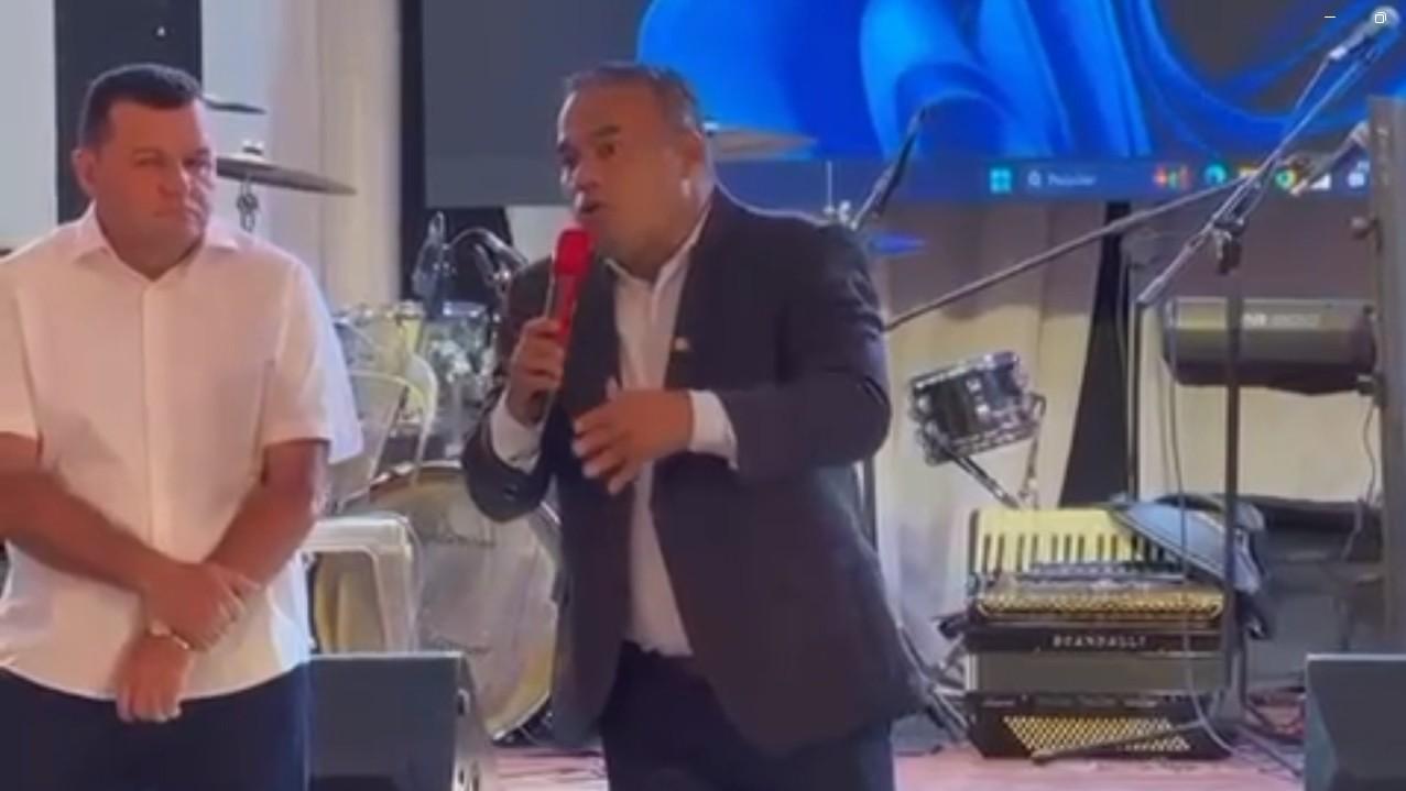 Prefeito Bartolomeu constrange presidente da Agemsul durante confraternização da Amirts