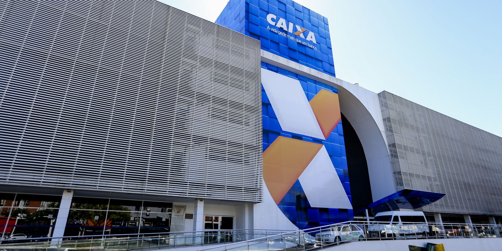 Caixa e Banco do Brasil iniciam pagamentos do abono salarial para trabalhadores nascidos em maio e junho