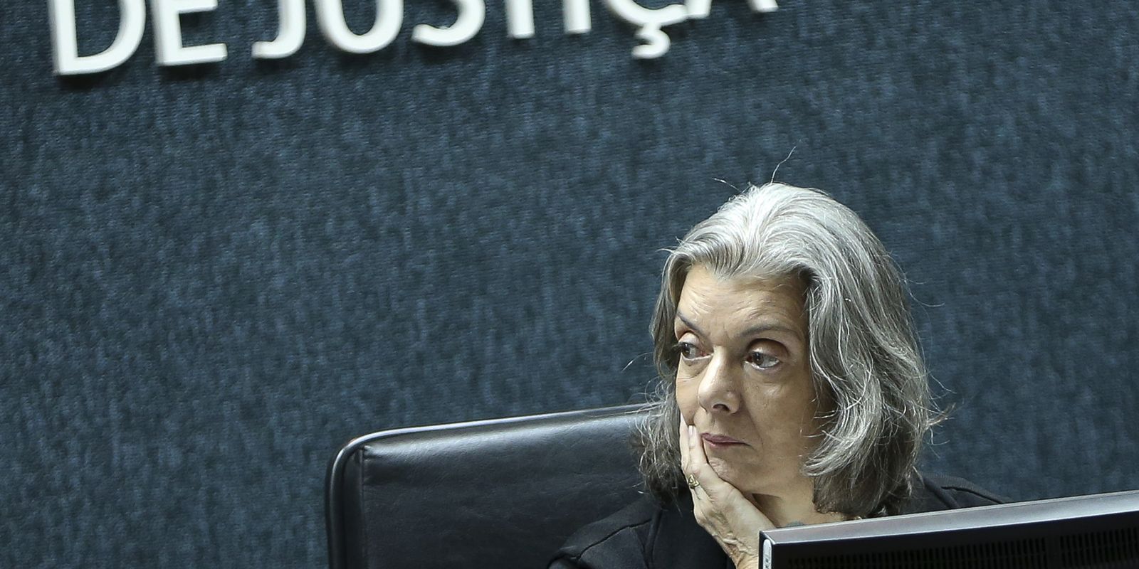 Cármen Lúcia vota contra flexibilização da Lei da Ficha Limpa no STF