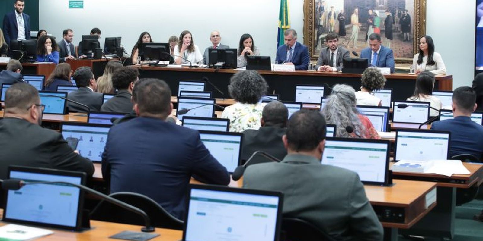 Comissão de Constituição e Justiça da Câmara adia análise de PEC sobre maioridade penal