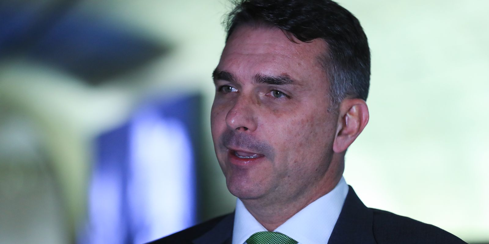 Deputados pedem investigação sobre Flávio Bolsonaro e aporte milionário para filme