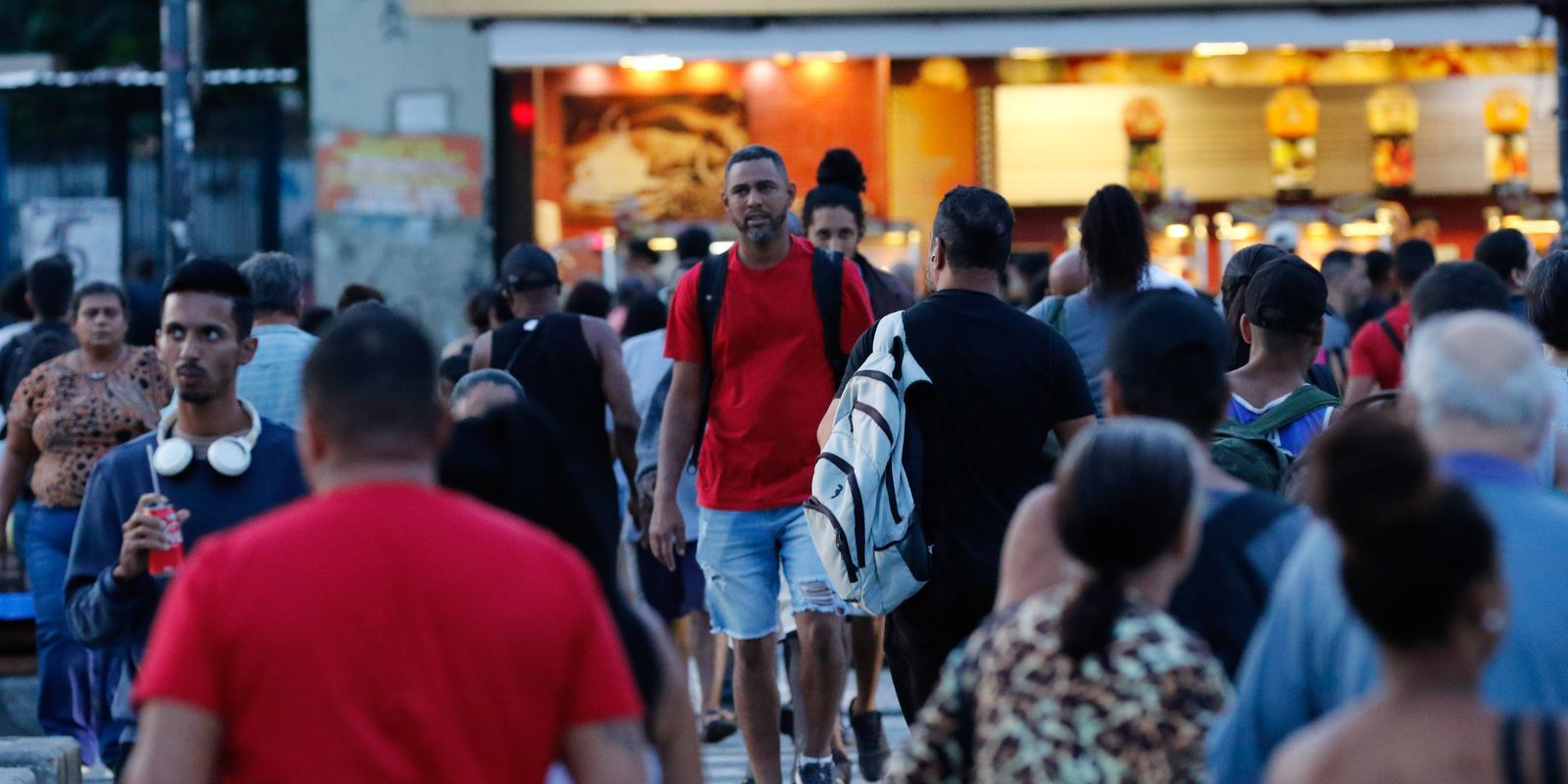 Taxa de desemprego atinge 5,8% no trimestre encerrado em abril, aponta IBGE
