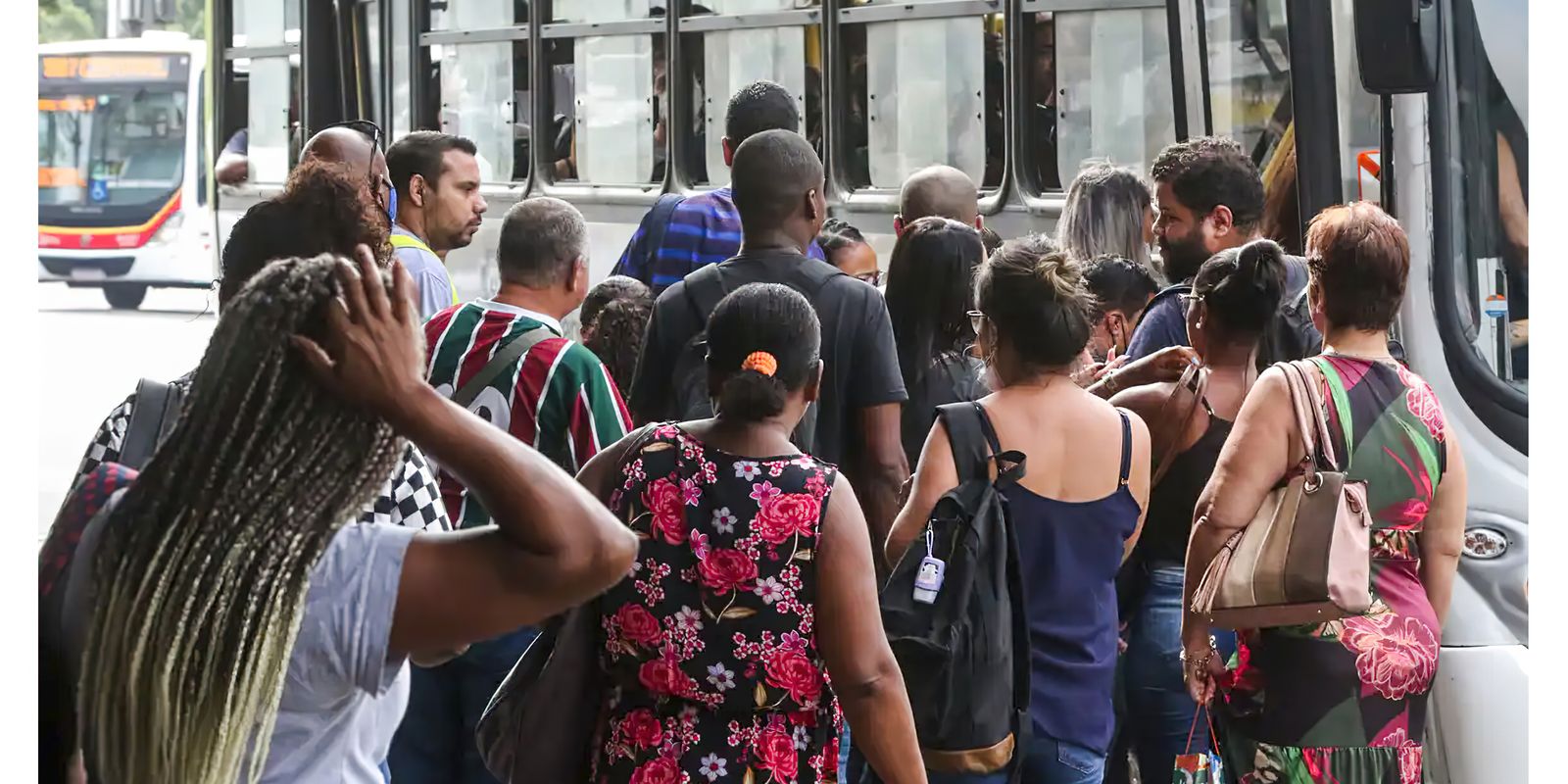 Desemprego de longa duração registra queda de 21,7% e atinge menor patamar histórico, aponta IBGE