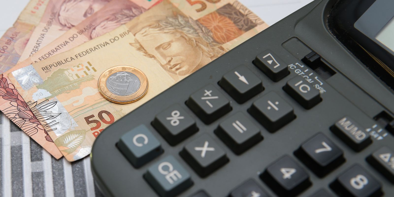 A dívida pública federal atinge R$ 8,798 trilhões em abril, impulsionada por emissões recordes