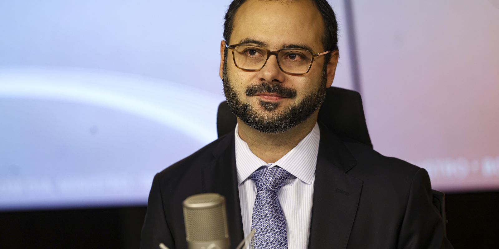 Governo considera ampliar contratação de funcionários por MEI após fim da escala 6x1