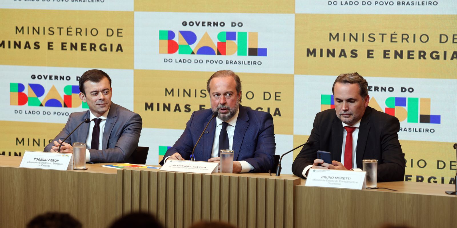 Governo federal anuncia subsídio para conter alta do preço dos combustíveis