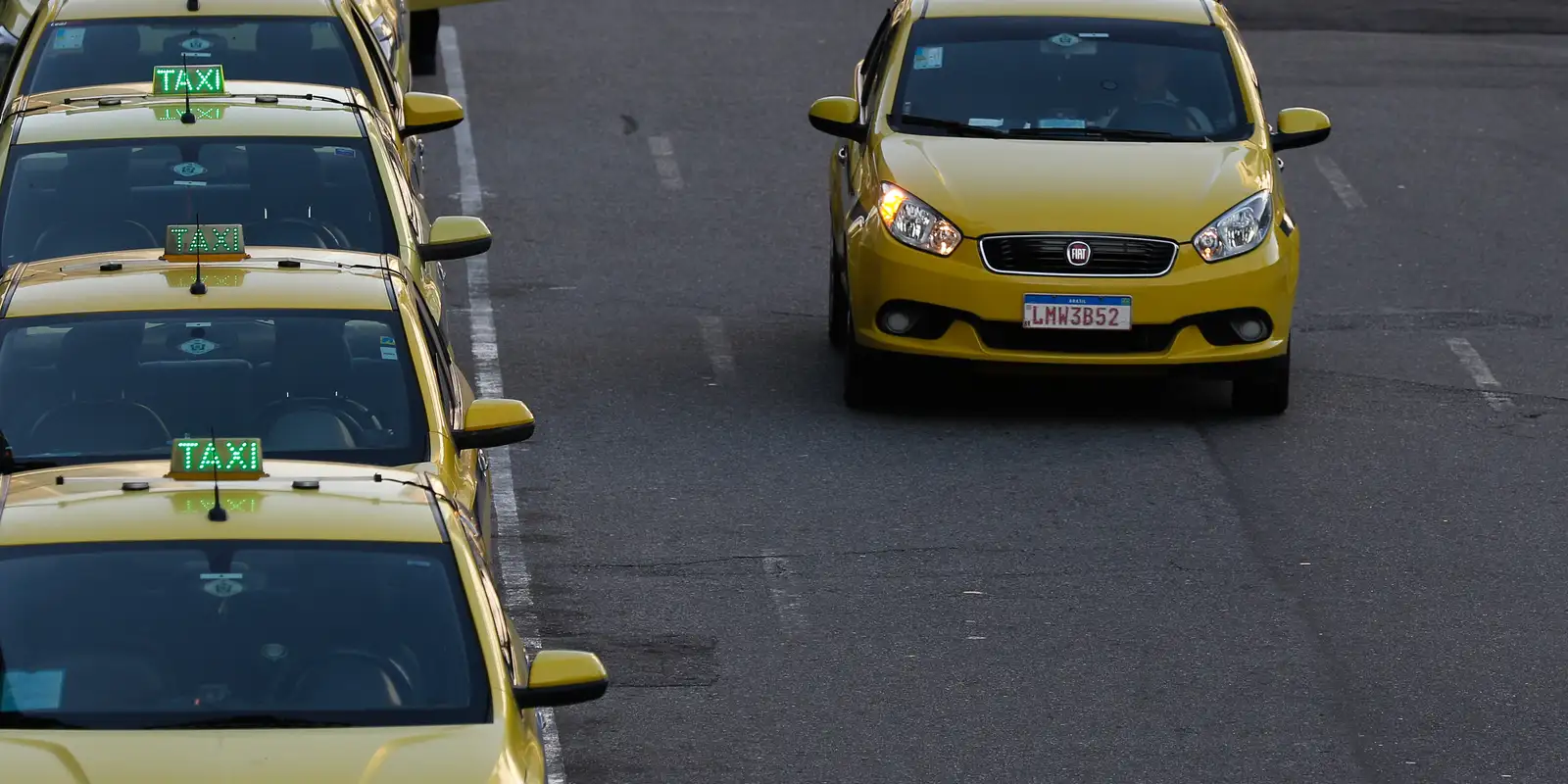 Governo libera R$ 30 bilhões para compra de veículos por taxistas e motoristas de aplicativo
