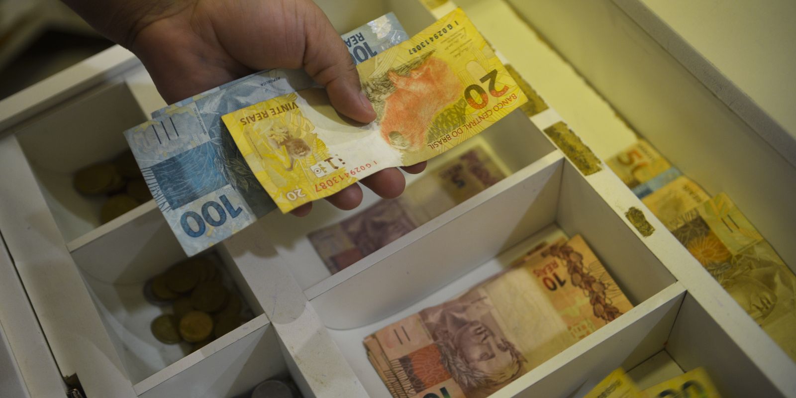 Inflação para salários acumula alta de 4,11% em 12 meses, aponta IBGE
