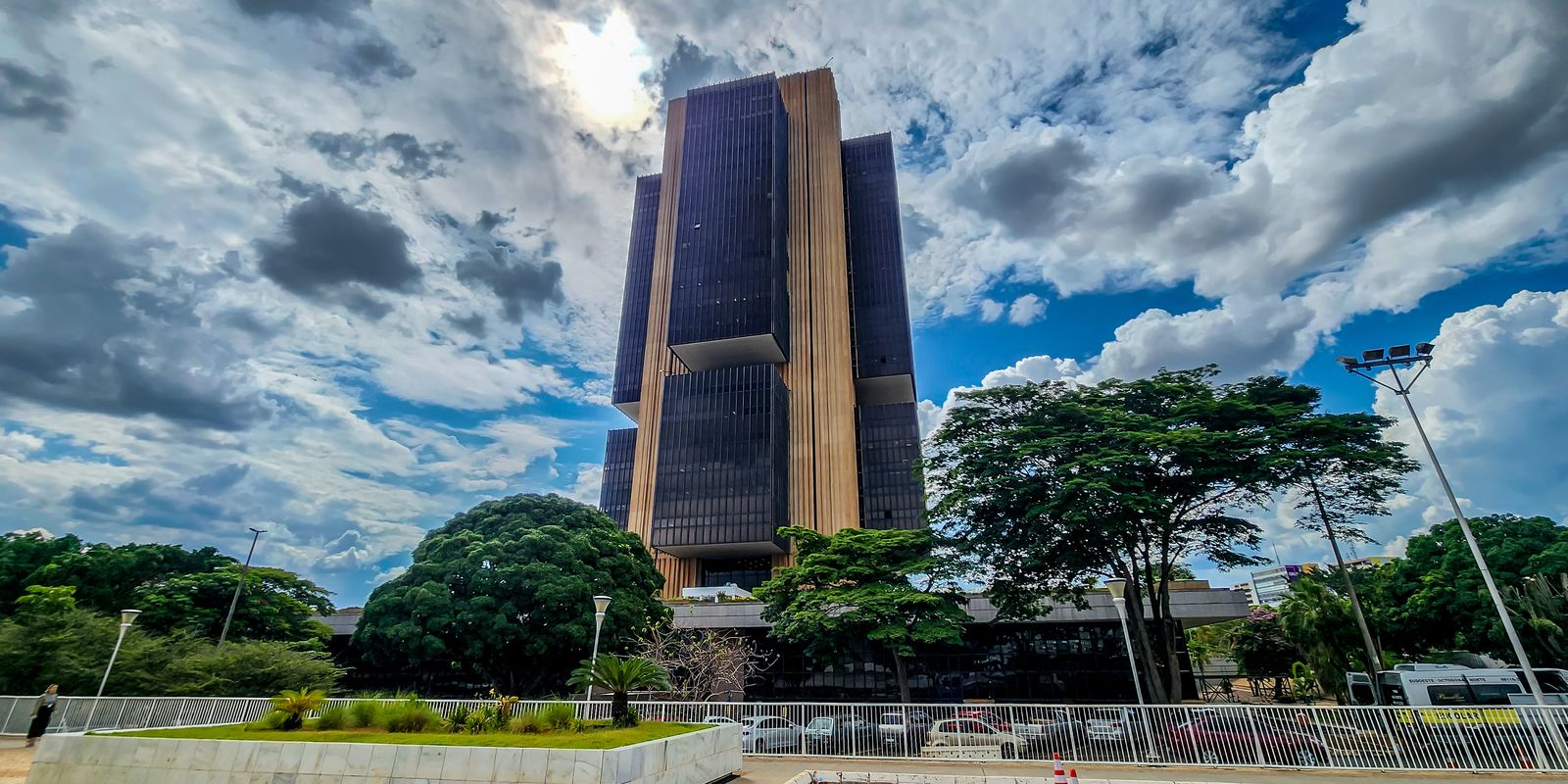 Juros altos pressionam dívida pública brasileira mais que gastos, apontam economistas