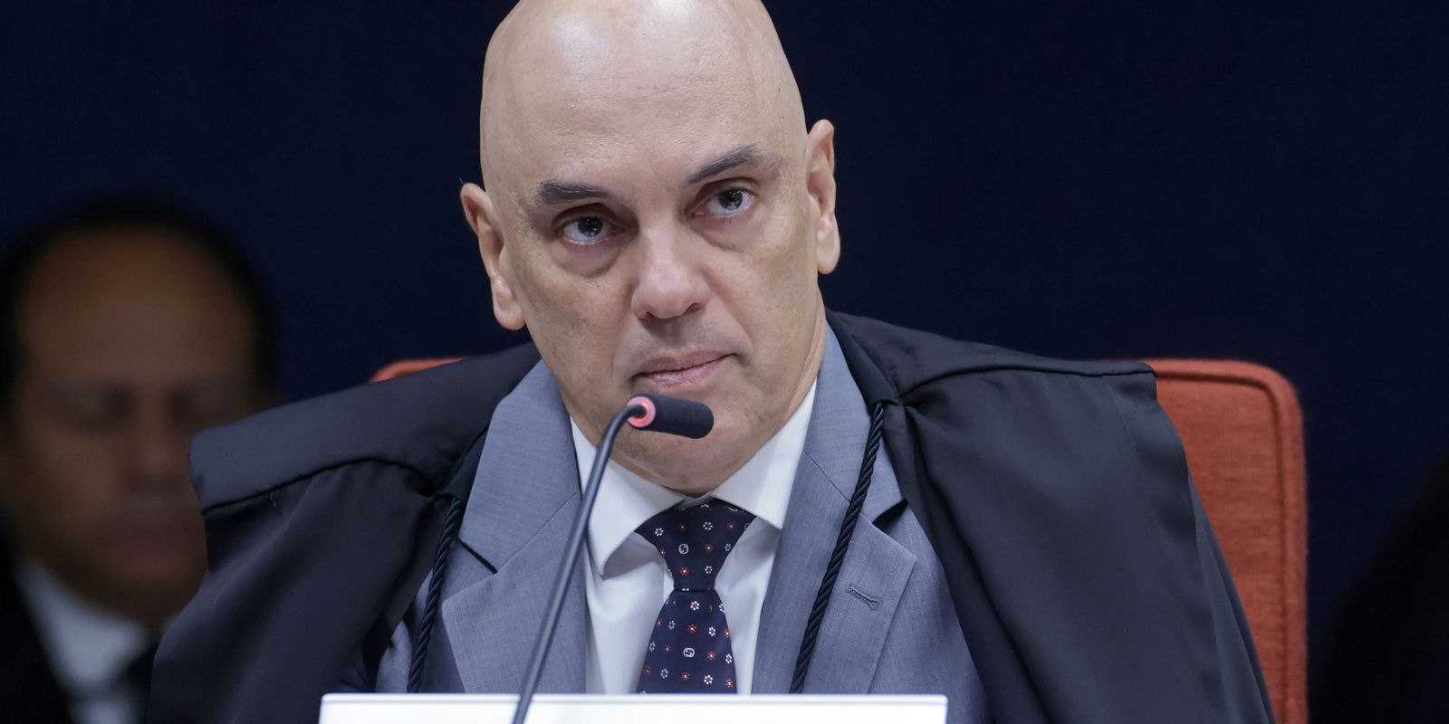 Moraes solicita manifestação da PGR sobre inclusão de Jair e Flávio Bolsonaro em inquérito