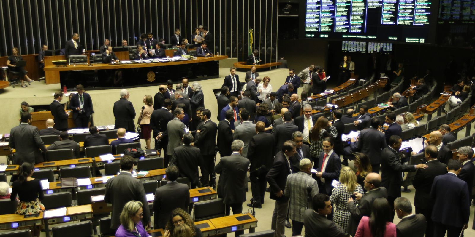 Congresso derruba vetos e abre caminho para municípios inadimplentes receberem recursos federais