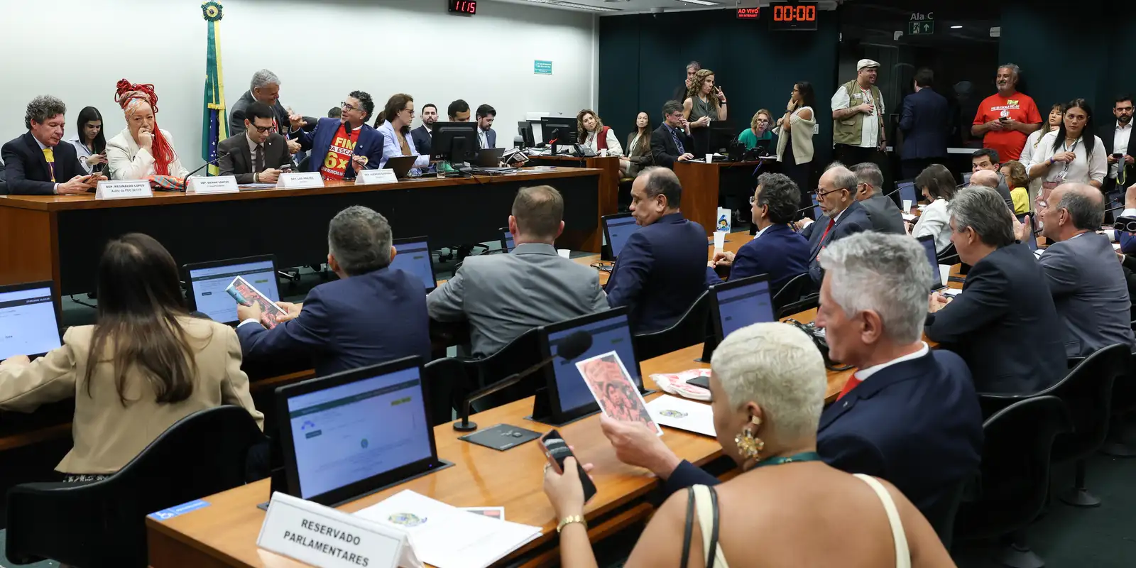 Oposição critica PEC sobre jornada de trabalho e fim da escala 6x1 em comissão