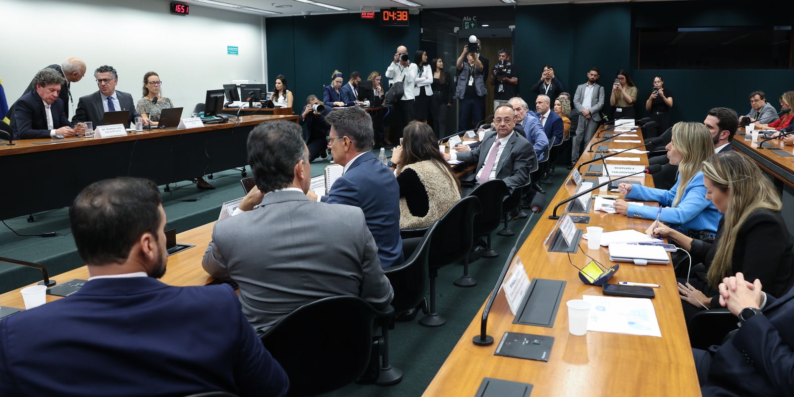 Votação da PEC 221/19 sobre jornada de trabalho é adiada por pedido de vista