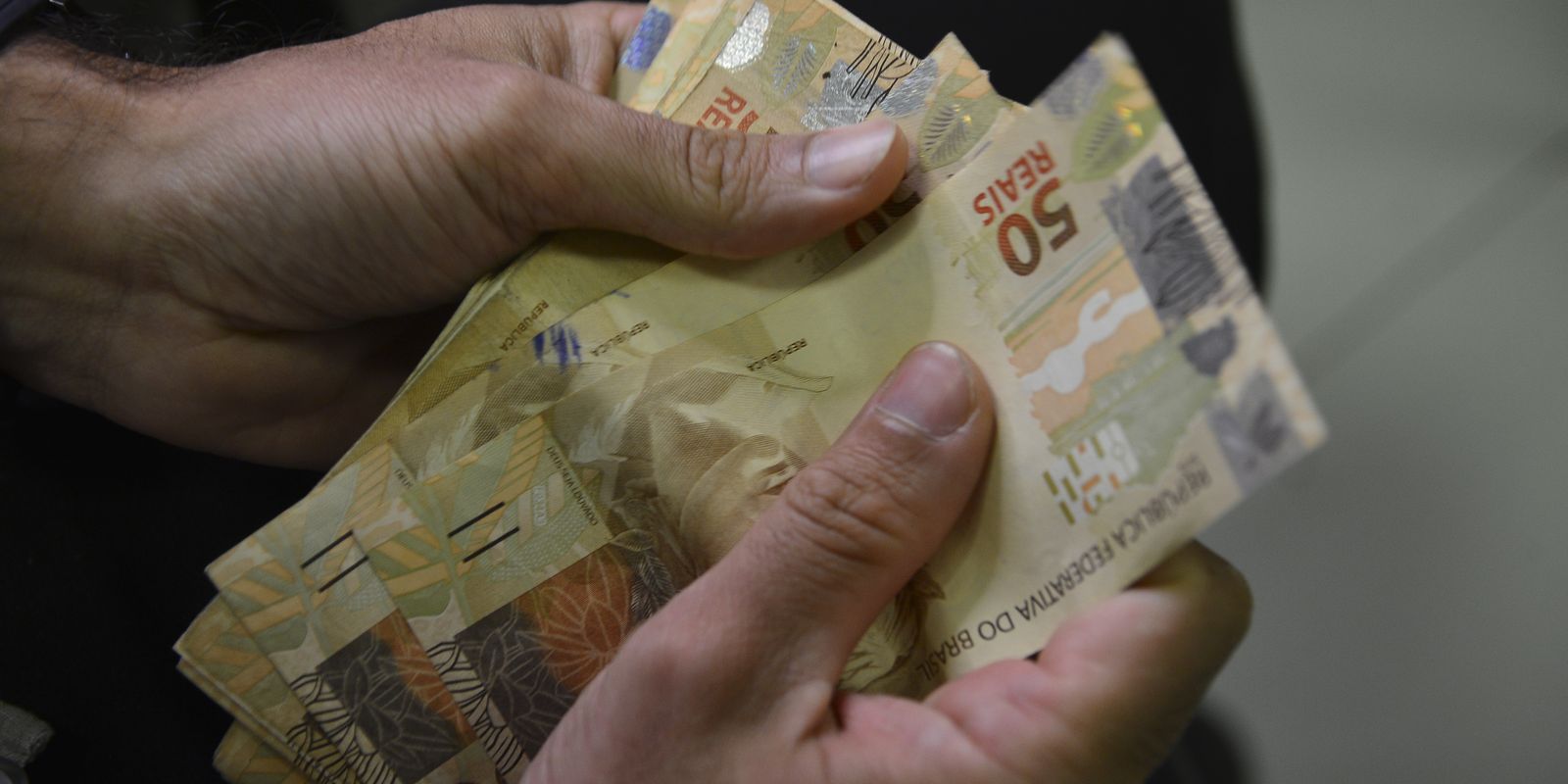 Poupança registra retirada líquida de R$ 476,4 milhões em abril, impulsionada pela Selic
