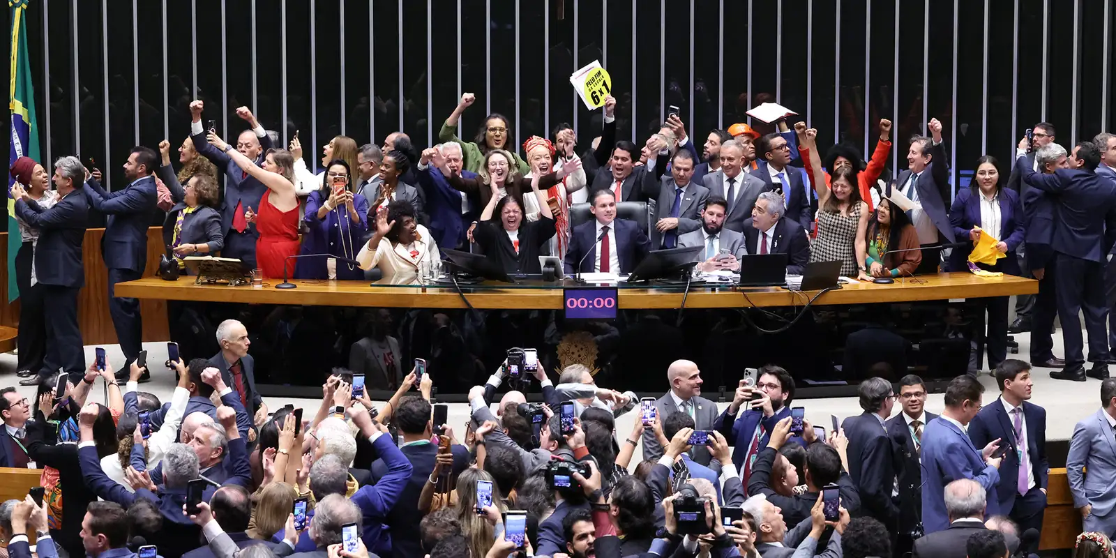 Deputados aprovam PEC 221/19 que põe fim à escala 6x1 e altera jornada de trabalho