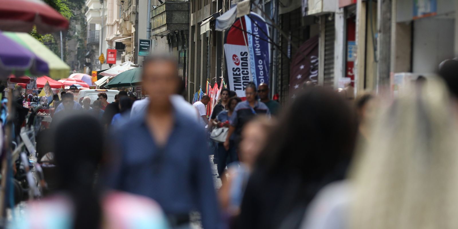 Taxa de desemprego para pretos é 55% maior que para brancos, aponta IBGE