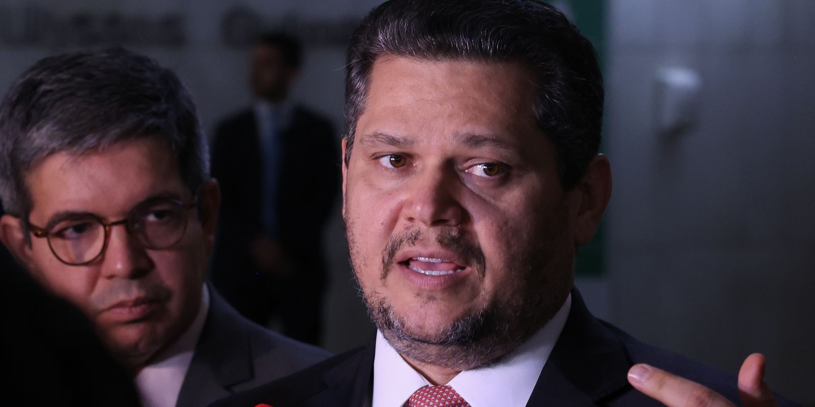 Alcolumbre mantém PEC 6x1 estagnada no Senado em semana de baixo quórum