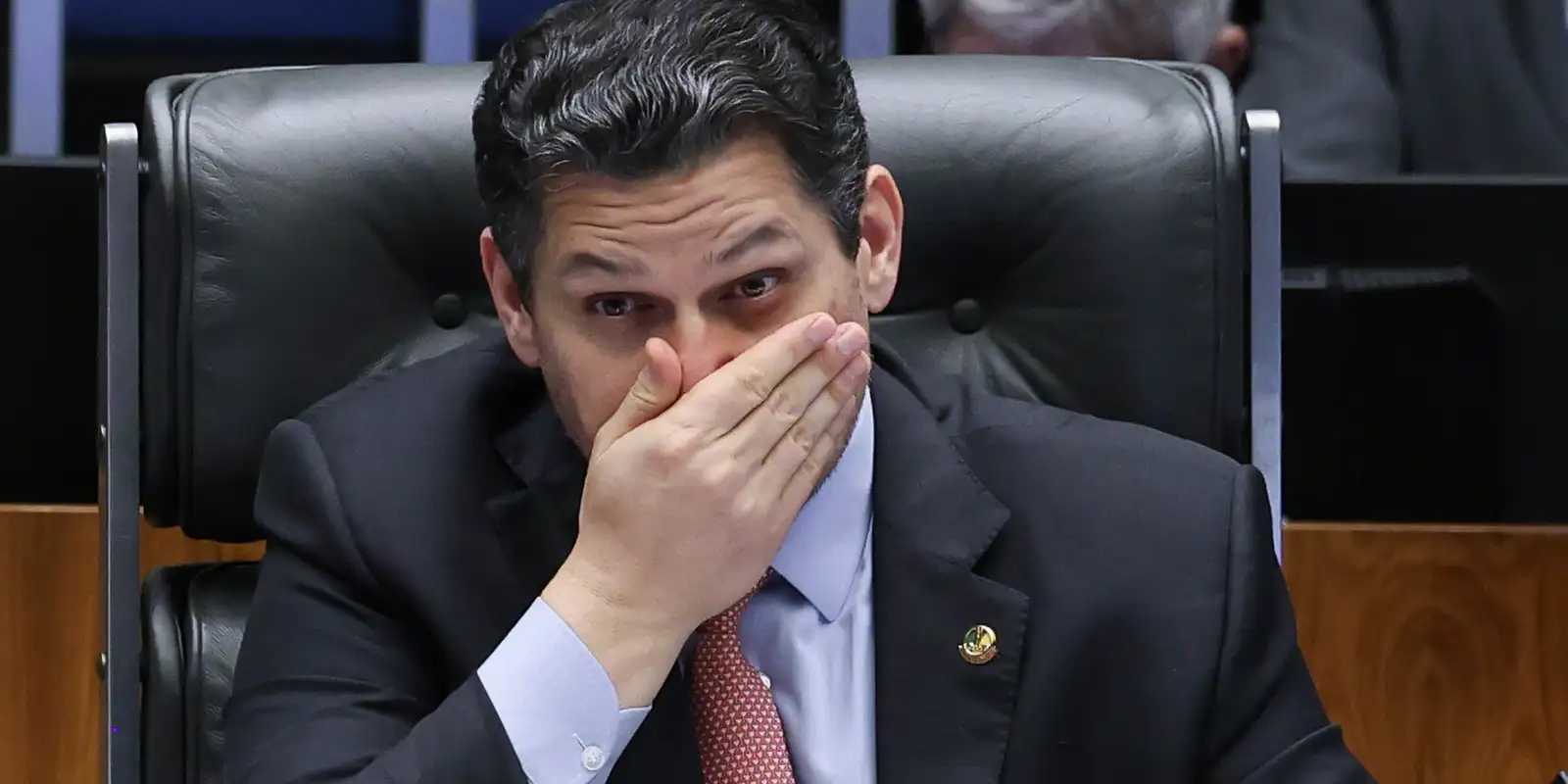 Davi Alcolumbre mantém silêncio sobre a PEC 221/2019, enquanto oposição busca preservar a escala 6x1