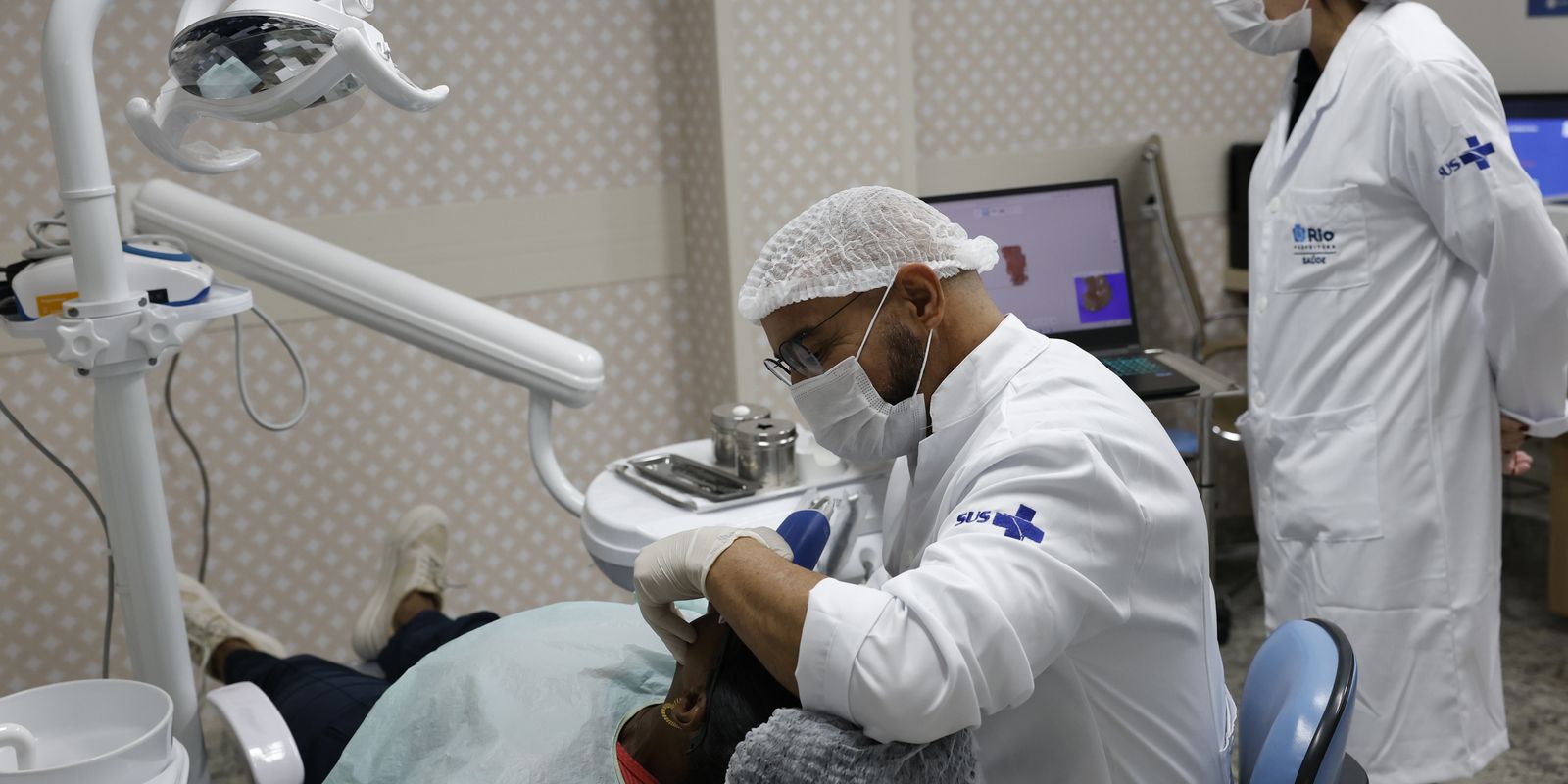 Comissão do Senado aprova novo piso salarial para médicos e dentistas, buscando valorização profissional