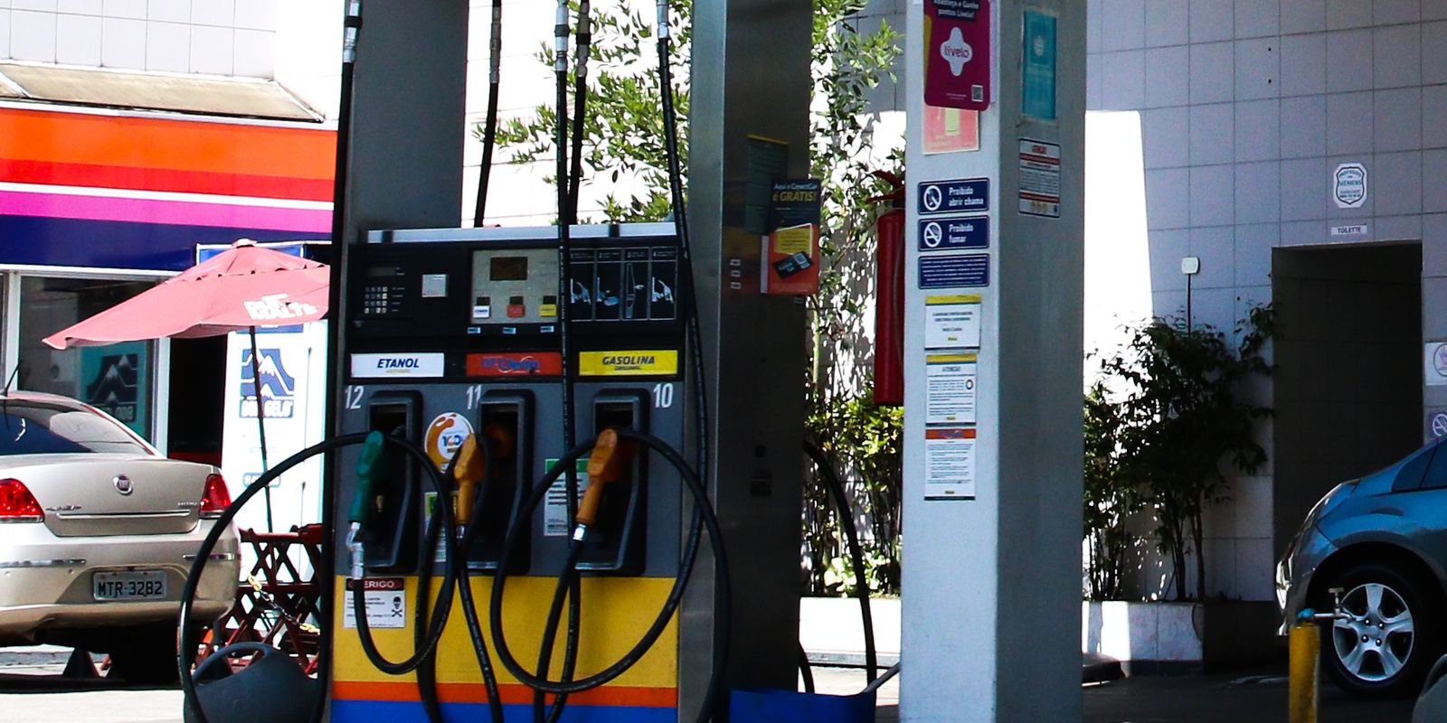 Preço da gasolina recua em maio impulsionado por etanol e subvenção