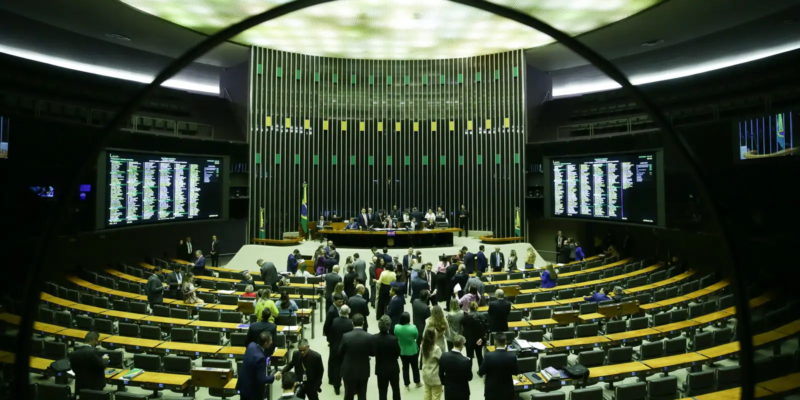 Câmara aprova PEC para reduzir maioridade penal para 16 anos