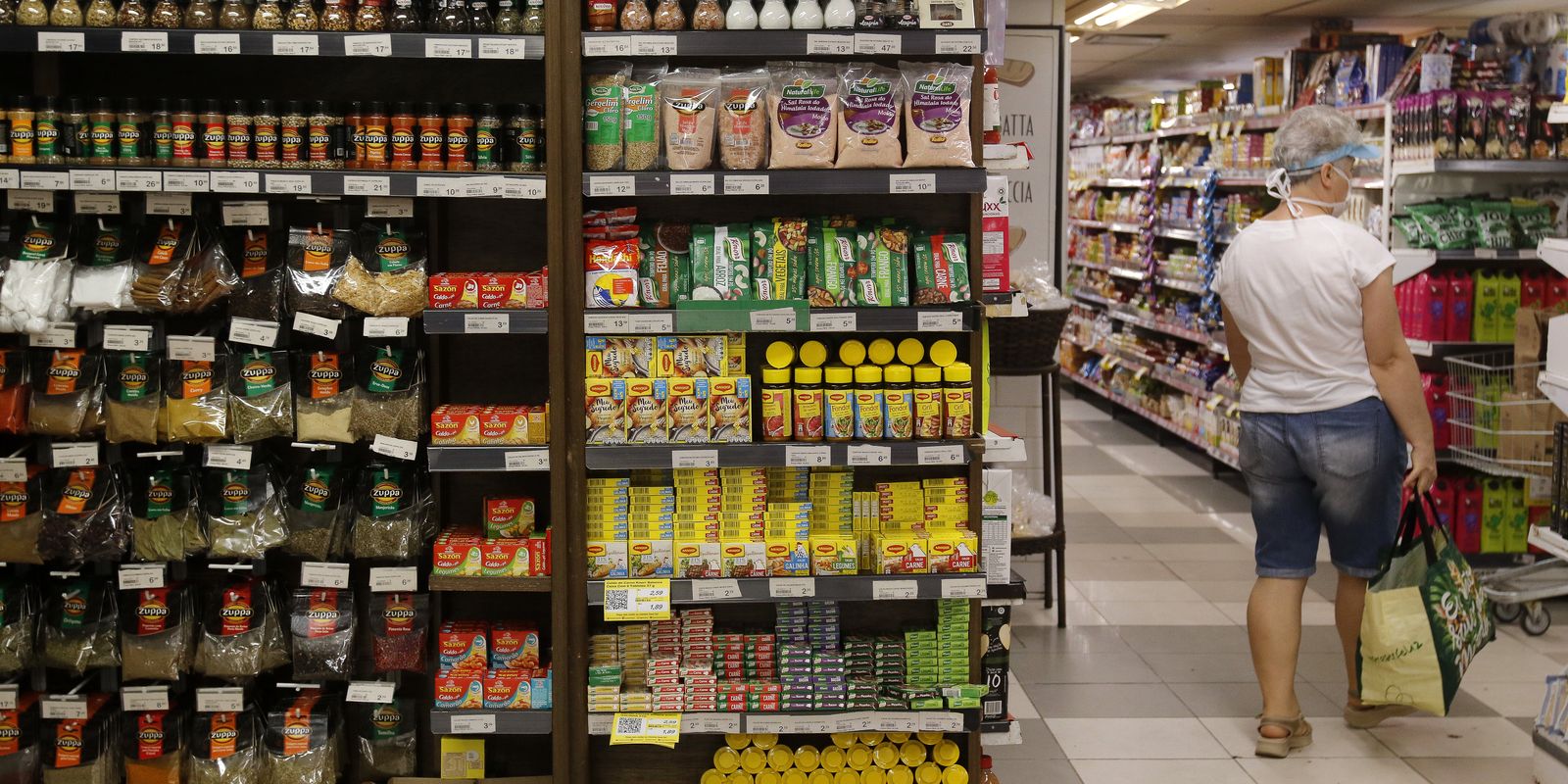 Fabricação de produtos alimentícios lidera a geração de emprego na indústria em 2024, aponta IBGE