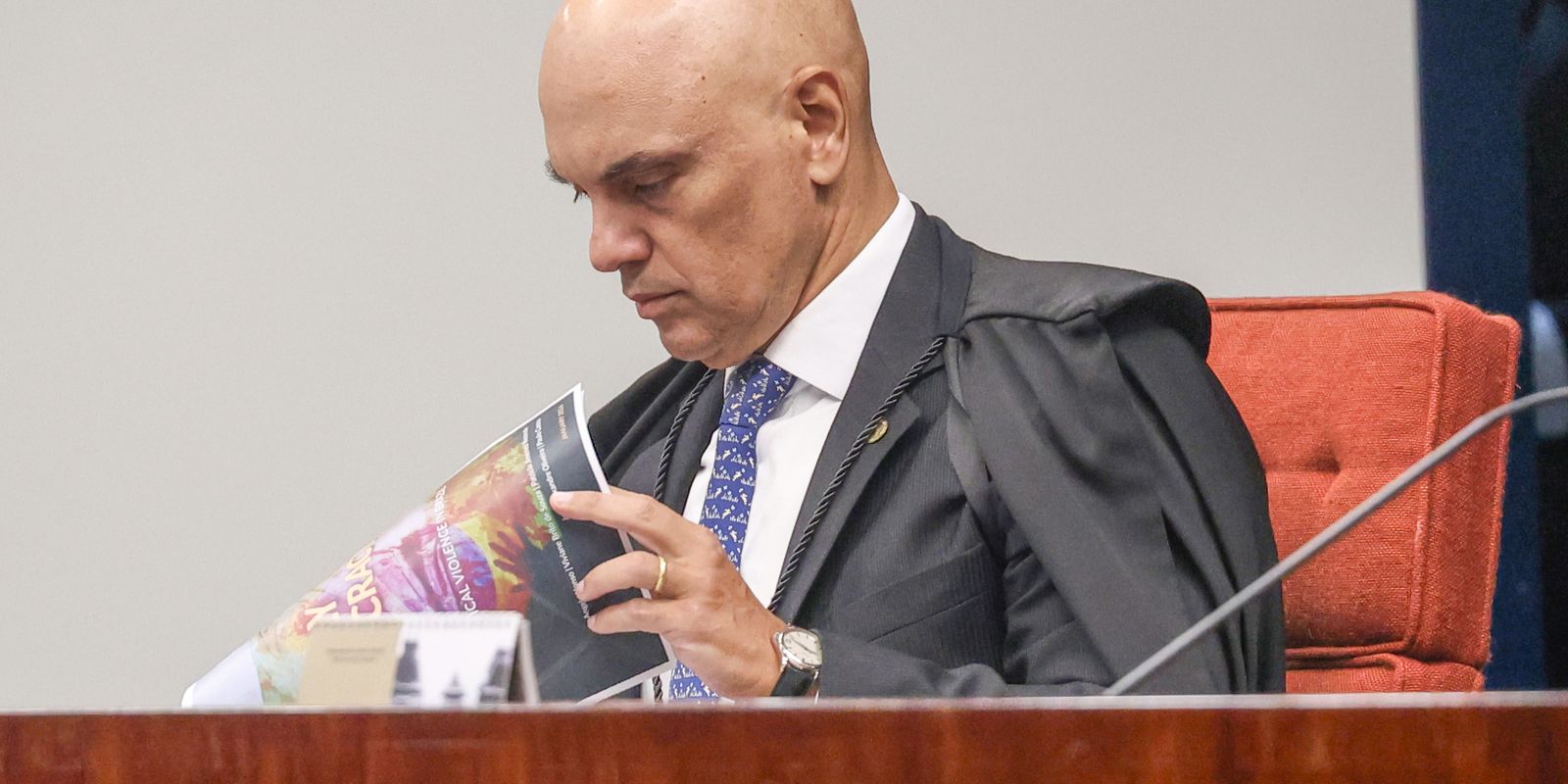 Moraes dá 24 horas para Bolsonaro explicar arma apreendida