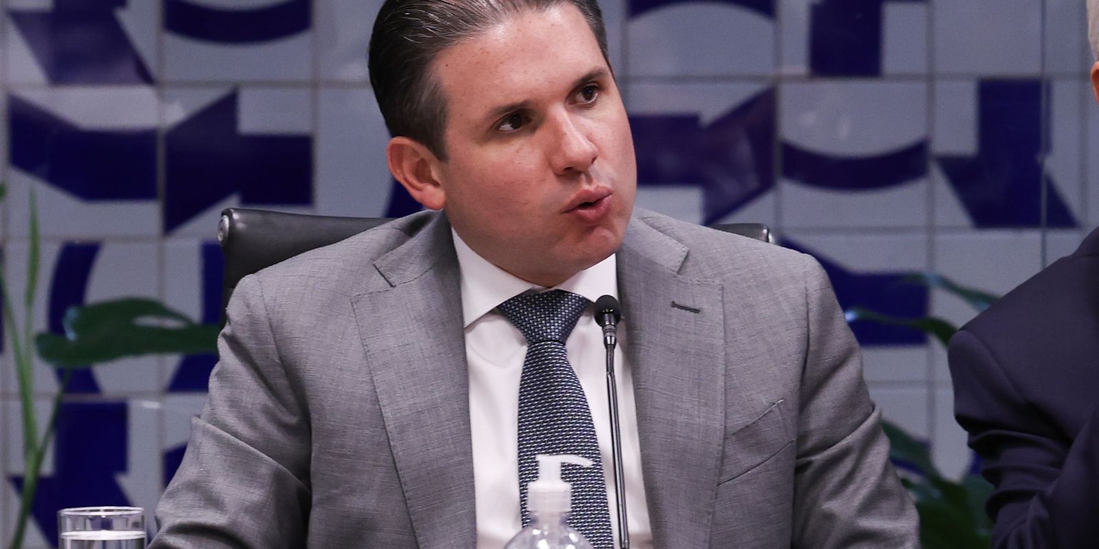 Presidente da Câmara convoca líderes para discutir fim da escala 6x1