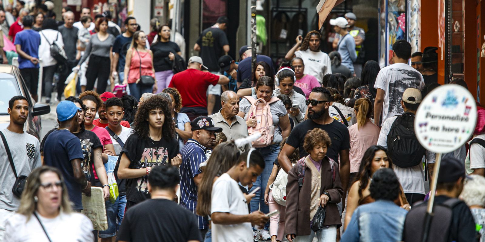 Pobreza nas metrópoles brasileiras atinge menor nível histórico, impulsionada por salários