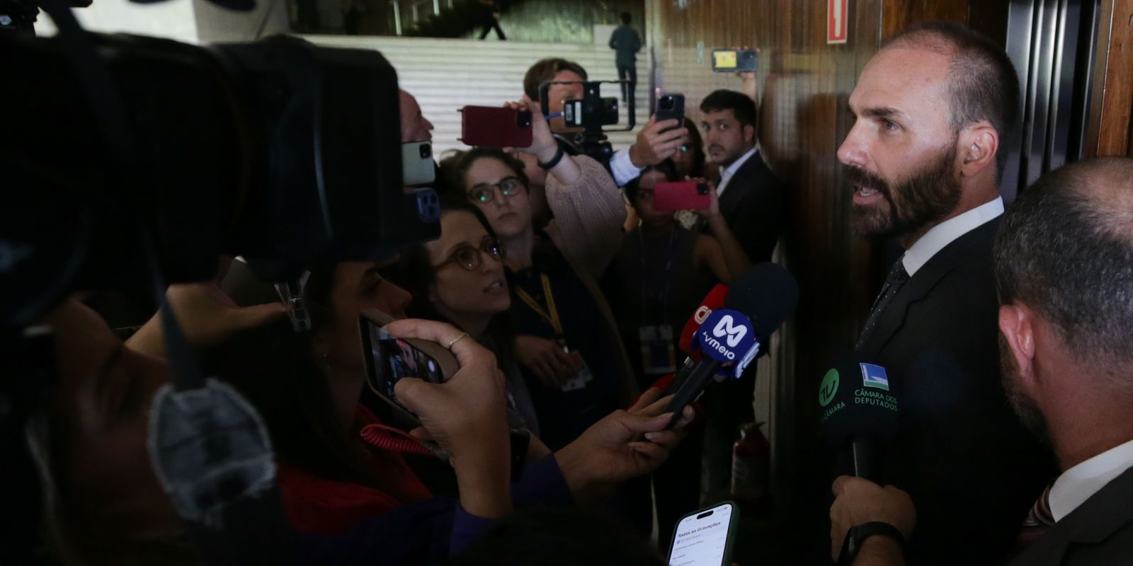 O STF condena Eduardo Bolsonaro a prisão e inelegibilidade