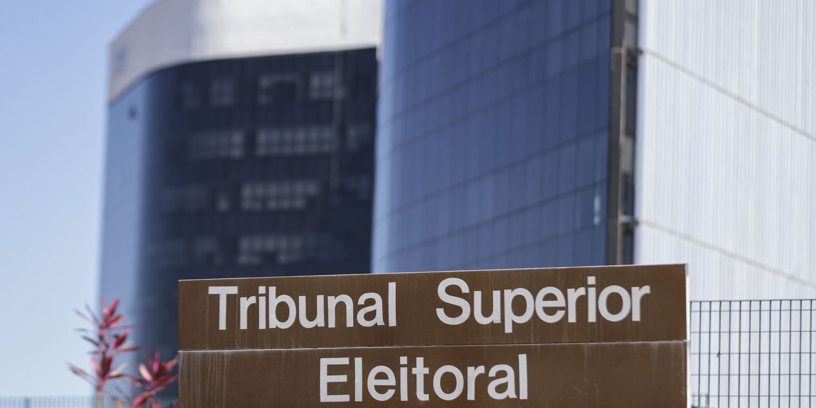 TSE avalia manutenção de liminar que suspendeu pesquisa eleitoral envolvendo Flávio Bolsonaro