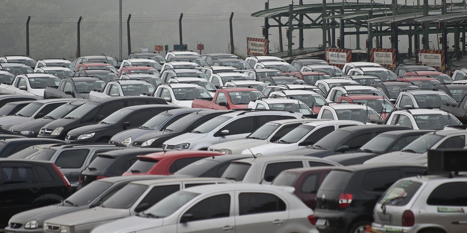 Venda de veículos novos no Brasil cresce 15% até maio, aponta Fenabrave