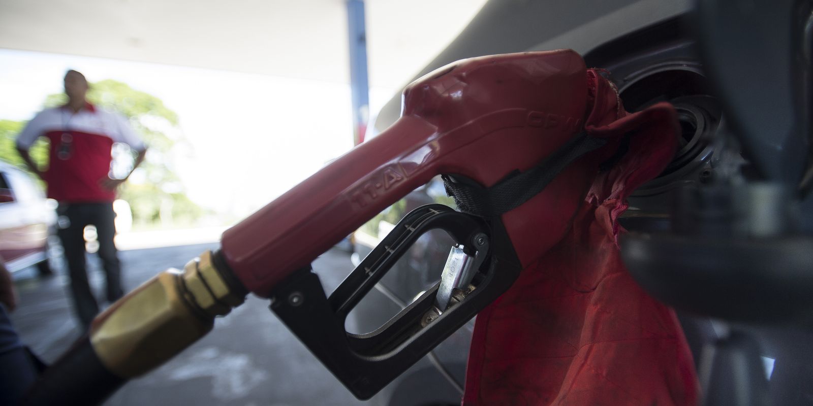 Alta do petróleo força governo a adiar decisão sobre desconto na gasolina